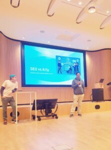 Boris und Alex eröffnen den SEO-Stammtisch bei dm mit einer Präsentationstitel im Hintergrund