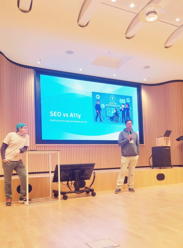 Boris und Alex eröffnen den SEO-Stammtisch bei dm mit einer Präsentationstitel im Hintergrund